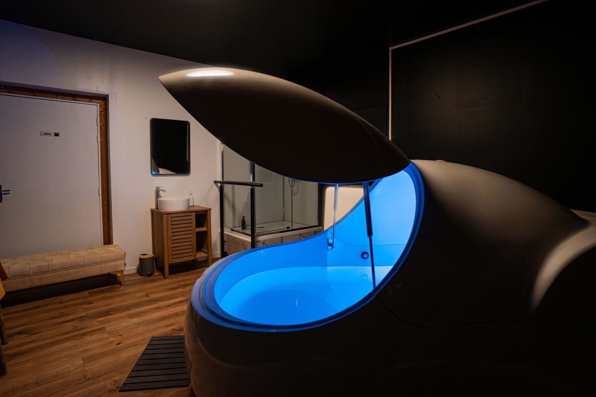 Capsule de flottaison lumineuse pour relaxation.