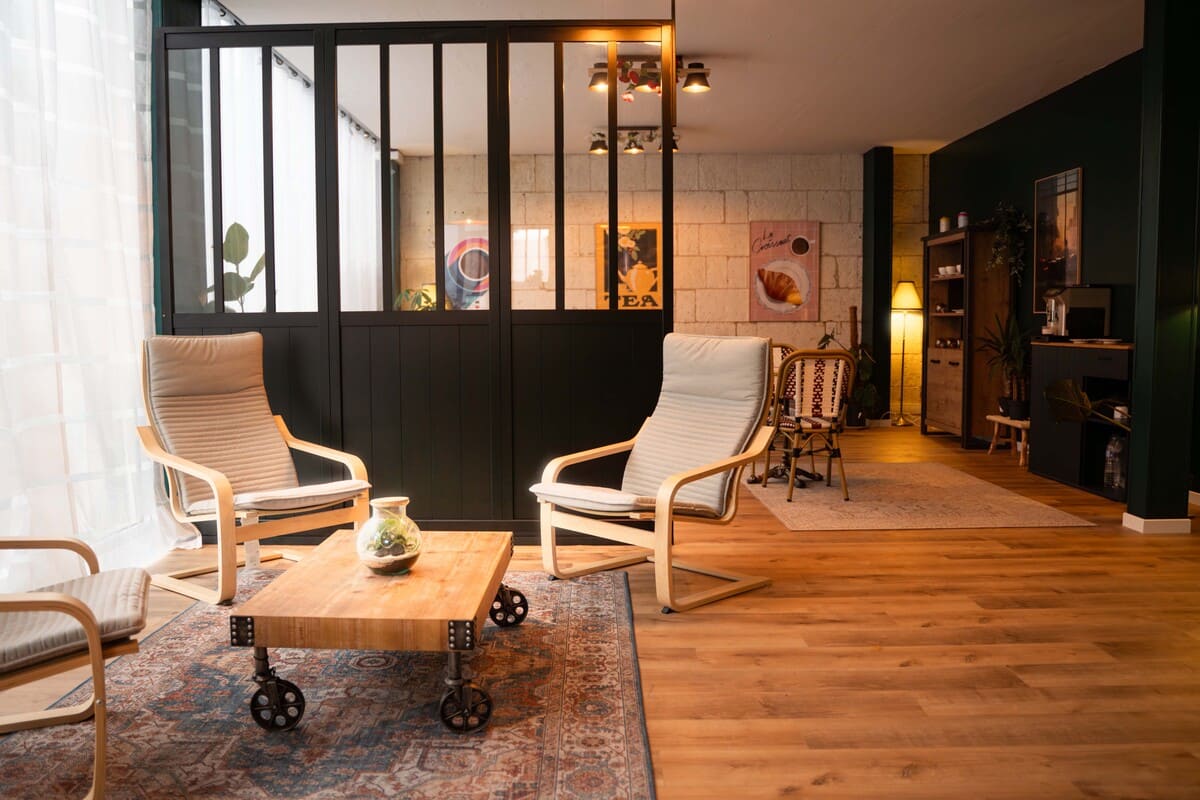 Salon moderne avec fauteuils et table en bois